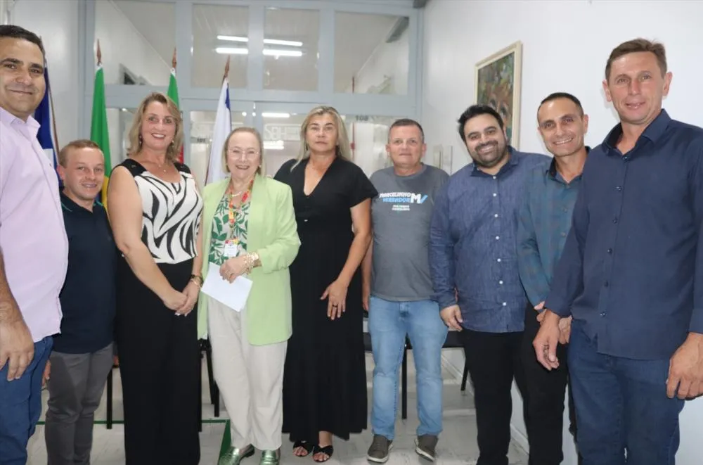 Vereadores entregam documento para secretária de Saúde do Estado