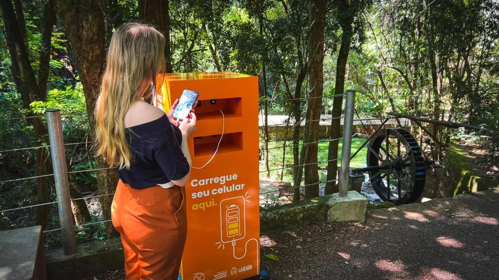 Roda d'água do Engenho gera energia para carregar celulares em parque de Lajeado