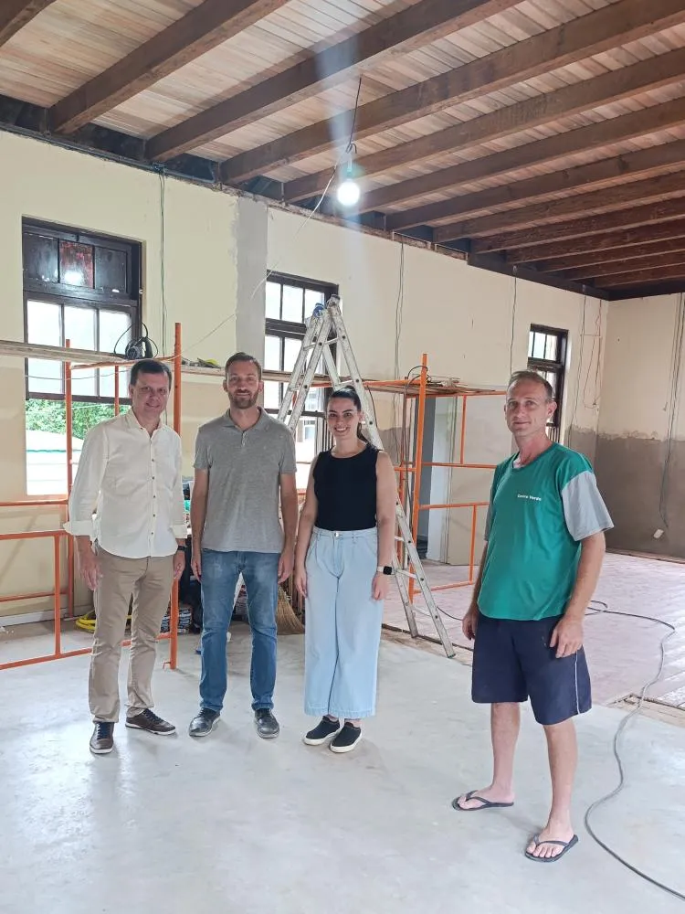 Apoiadores acompanham as obras de reconstrução da sede da Cacis de Sinimbu