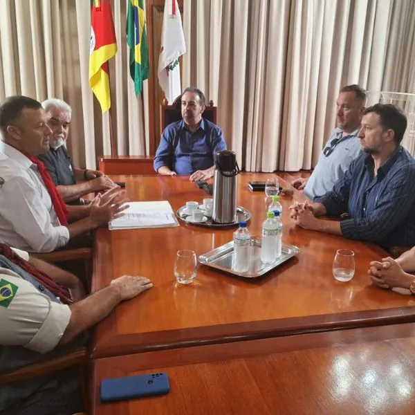 Prefeito Sérgio recebe diretoria da Associação Tradicionalista Santa-Cruzense