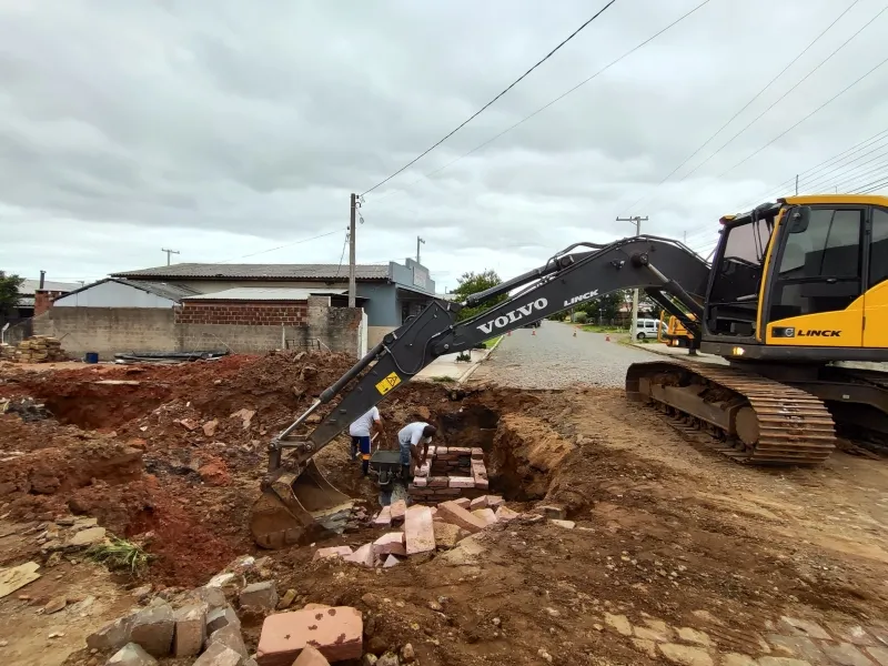 Investimento em canalização vai melhorar o escoamento de água no Bairro Arco-Íris