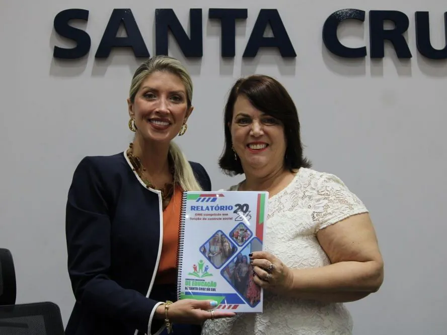Presidente Nicole Weber recebe relatório do Conselho Municipal de Educação