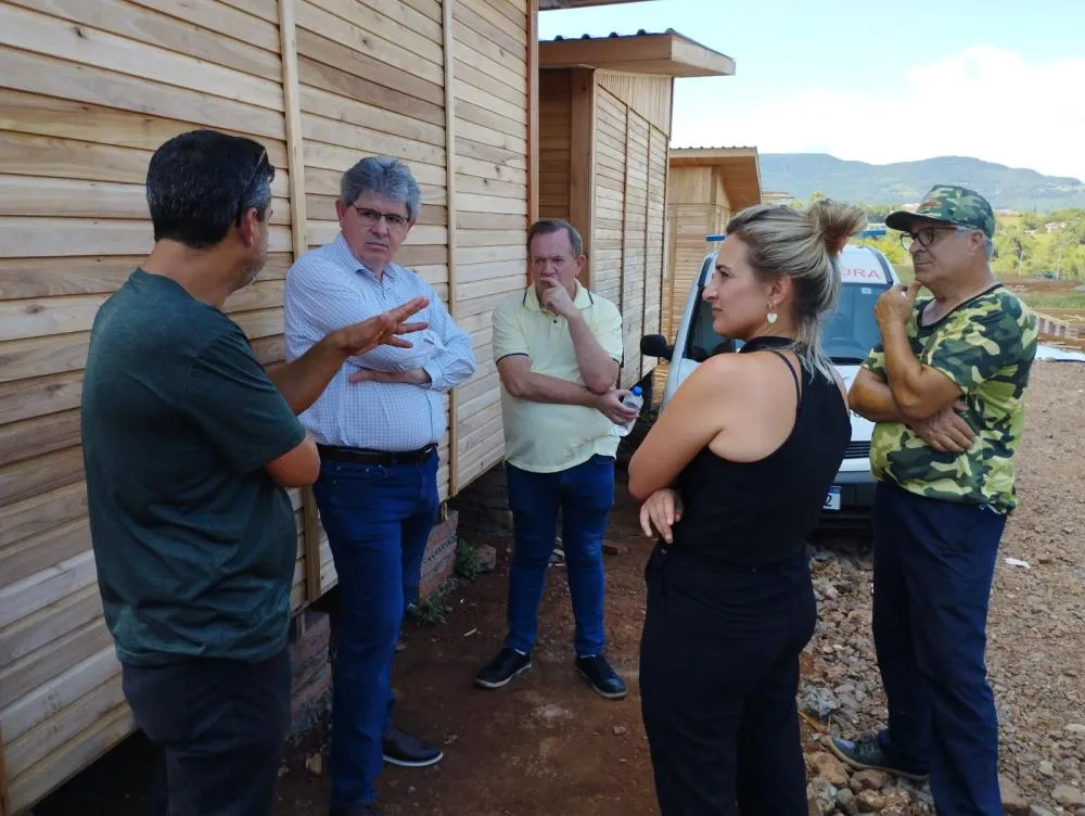 Prefeito Sidnei Eckert visita casas do Front
