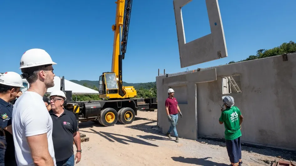 Leite visita construção das primeiras casas definitivas para atingidos por enchentes no Vale do Taquari