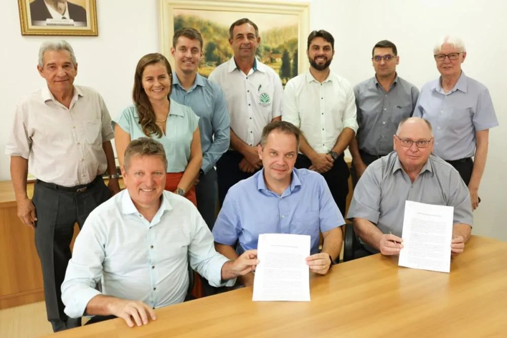 Representação dos produtores e JTI assinam acordo