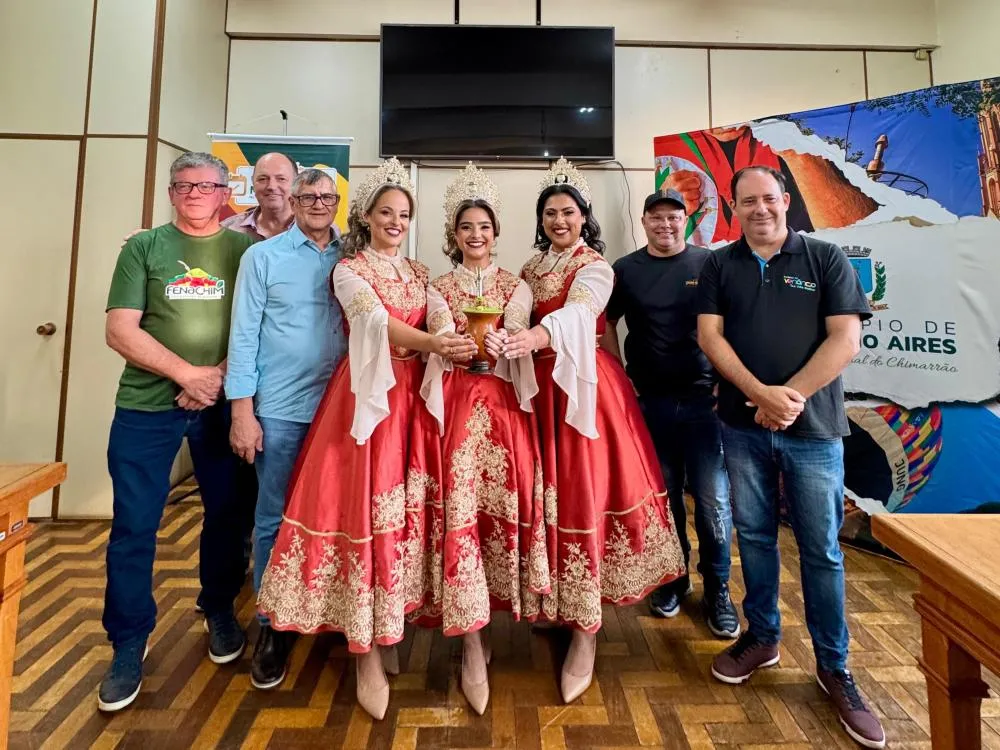 Soberanas da Fenachim apresentam traje passeio inspirado na hospitalidade