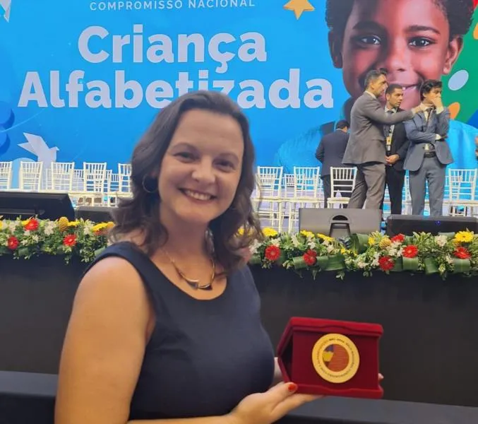 A Secretaria Municipal de Educação de Sinimbu recebe o Selo Ouro da Alfabetização em Brasília