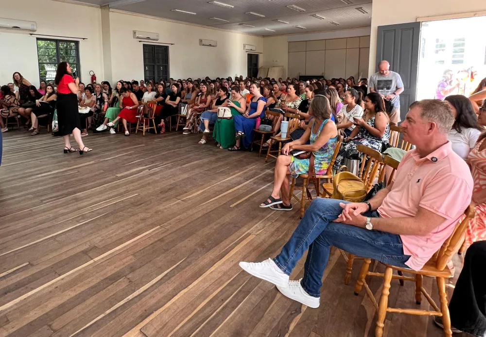 Professores participam de formação para volta às aulas