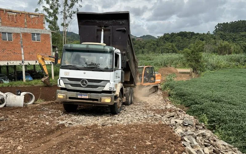 Município trabalha na construção de passagem provisória nos fundos da Igreja Evangélica