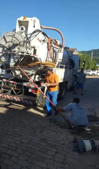Secretaria de Obras realiza limpeza de canalização