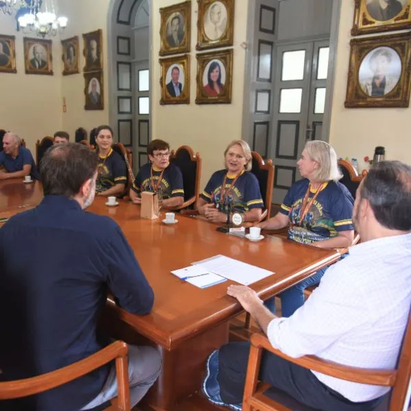 Eisstocksport: atletas que conquistaram torneio mundial são homenageados pelo prefeito