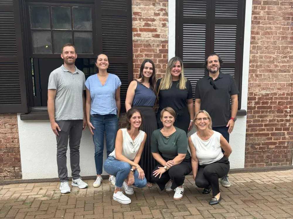 Cacis recebe representantes da Corning Incorporated