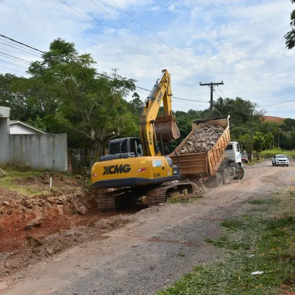 Prefeitura inicia pavimentação da Rua Marques de Souza no Bairro Esmeralda
