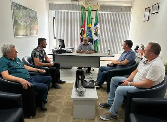 Sinimbu recebe trator agrícola