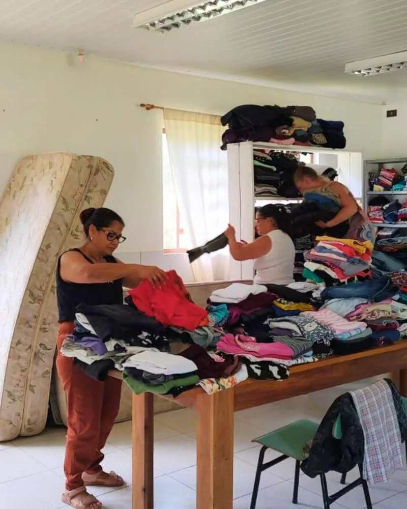 Prefeitura organiza roupas para doações