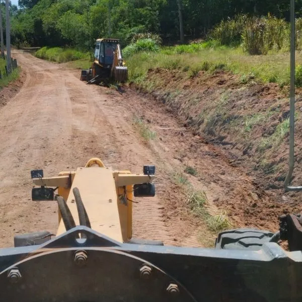 Prefeitura realiza patrolamento e cascalhamento em mutirão pelo interior