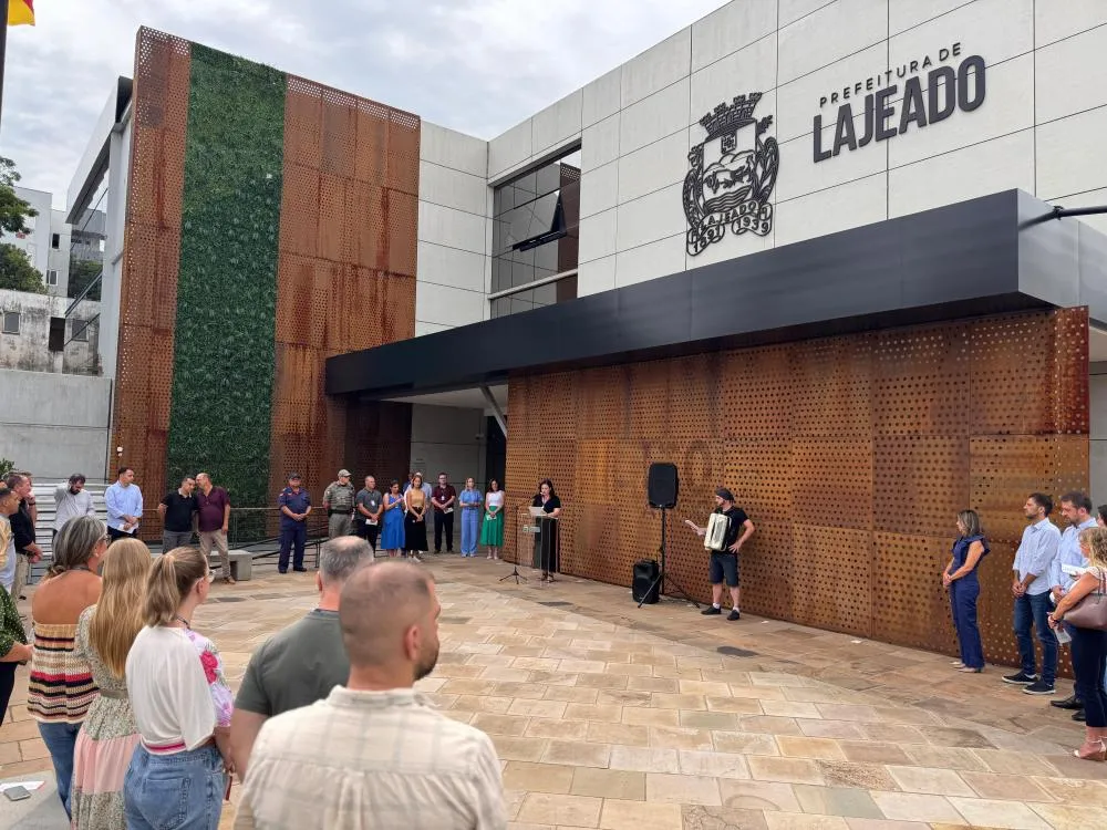 Prefeitura celebra 134 anos de Lajeado em ato simbólico em frente ao Centro Administrativo
